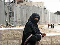 İsrail'in inşa ettiği duvar önünde bir Filistinli kadın