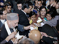 حامد کرزی در ميان دانشجويان هندی