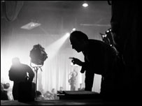 Bergman no set de 'Quando as Mulheres Esperam' © 1952 Sjöbergs bilder. Foto: KG Kristoffersson 