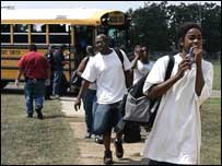 Pessoas que perderam suas casas em Nova Orleans chegam a centro de refugiados no Arkansas