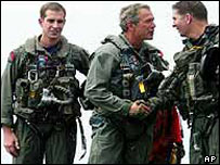 O presidente dos Estados Unidos, George W. Bush, e soldados americanos