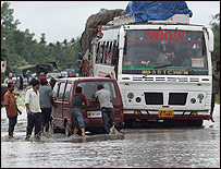 बारिश में फंसी गाड़ियाँ