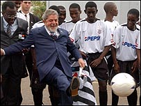 Lula com jogadores de futebol em Luanda