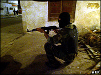 سرباز عراقی در بصره پس از درگیری های جمعه خیابانی را ایمن می کند