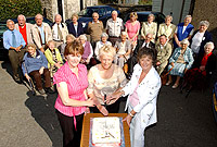 Ysgol gynradd Llanwenog yn dathlu 140 o flynyddoedd gyda chyn ddisgyblion a Margaret Evans, athrawes; Eleri Davies, cogyddes a Sian Davies; pennaeth yn torri'r gacen. Llun gan Tim Jones