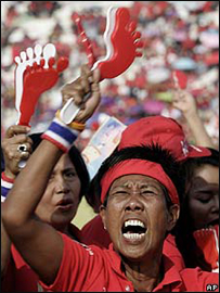 Những người ủng hộ ông Thaksin hô vang các khẩu hiệu tại sân vận động Bangkok