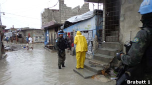 Militares brasileiros ajudam haitianos após tempestade (foto: Divulgação/ Brabatt 1)