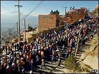 Demonstranti pochodují k městu La Paze (06/06/2007)