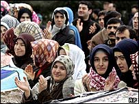 Турецькі жінки переважно вбираються традиційно