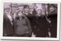 Rhai o aelodau côr Cantorion Bro Cefni yn crwydro Paris