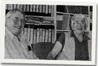 Yr Athro Davies a'i wraig, Helen, wrth y ddesg yn eu cartref yn Coogee, ger Sydney.