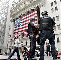 Policiais diante da Bolsa de Valores de Nova York