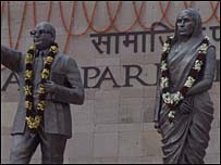 अंबेडकर और रमा बाई की प्रतिमा