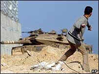 palestino apedreja tanque israelense