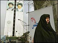 İran'da oy kullanmaya giden bir kadın