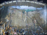 मास्को में स्विमिंग पूल की छत गिरी