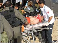 Lính Israel bị thương được đưa vào trực thăng