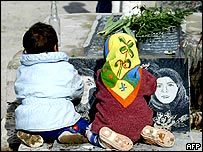 Crianças em cemitério em Bam