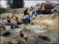 Sur'da köprü olmadan yardım nakletmeye çalışan Sınır Tanımayan Doktorlar kamyoneti