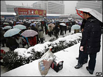 Passageiros na estação de Wuham, 28/01/2008. Foto:AP.