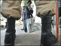 Soldado paquistanês protege posto de votação no interior do país