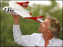 Бренсон з моделлю космолайнера