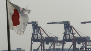 日本一個港口附近的國旗