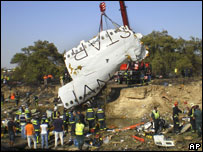 Um pedaço do avião é retirado do aeroporto de Madri (20/08)