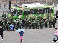 Policiais chineses na província de Sichuan