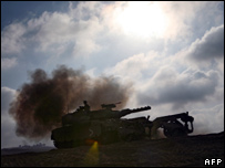 یک سرابز اسرائیلی تانکی را در بلندی های جولان به پیش می راند.