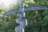 Carreg filltir yn dynodi safle'r pentref hwn yn y cwm