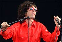 Gruff Rhys yn perfformio ym Manceinion 2003