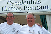 Paul Brighton a Norman Closs-Parry o flaen pabell y gymdeithas yn Eisteddfod Sir y Fflint 2007