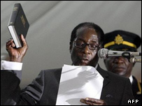 موگابه هنگام ادای سوگند