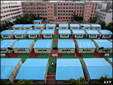 Các lớp học tạm tại Tứ Xuyên