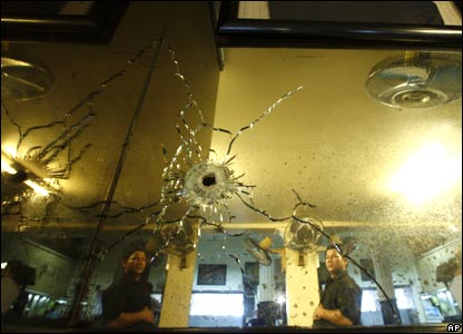 Vết đạn tại quán cafe Leopold