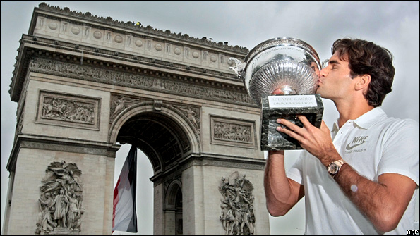 Roger Federer by the Arc de Triomphe