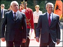 Alfred Moisiu (dir) e George W. Bush