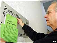 Médico fecha consultório em protesto contra a reforma