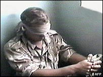 تصویری از یک ملوان بریتانیایی بازداشت شده