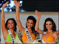 Các hoa hậu trong đêm trình diễn bikini - ảnh VnExpress