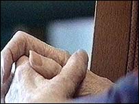 دست يک فرد مسن