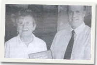 Glenys yn derbyn ei gwobr