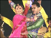 سیف علی خان نے رانی مکھرجی کے ساتھ بھنگڑہ ڈالا 