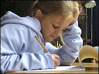 女孩做家庭作业