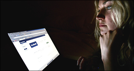 Mujer frente a un computador