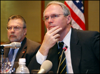 Ông Hill và Đại sứ Michael Marine trong họp báo tại Hà Nội