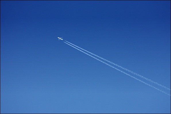 An Airbus A320 streams a contrail of man-made Cirrocumulus cloud (Photo: Barnaby Perkins)