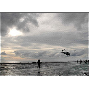 Helicóptero americano em direção a Aceh