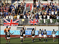 پاکستانی ٹیم خوشی مناتے ہوئے